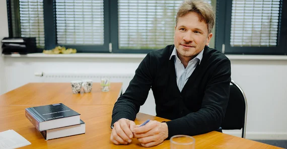 Prof. Dr. Jan Härter in seinem Büro.