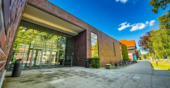 Außenaufnahme vom Haus 6 auf dem Campus Griebnitzsee