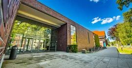 Außenaufnahme vom Haus 6 auf dem Campus Griebnitzsee