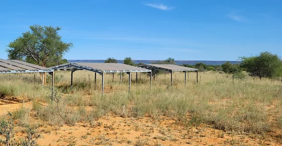 Wissenschaftliche Aufbauten in der Savanne
