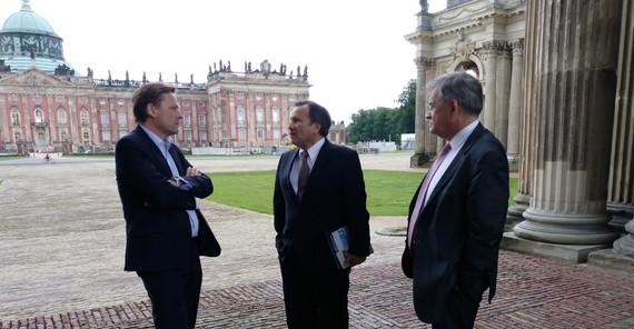 Der Botschafter der Republik Peru, Elmer Schialer (M), im Gespräch mit Präsident Prof. Oliver Günther, Ph.D. (l.) und dem Vizepräsidenten für Internationales, Prof. Dr. Florian Schweigert (r.). Foto: Claudia Scharioth.