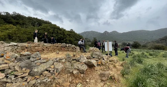 Das Bild zeigt Überreste eines Nuraghendorfes von ca. 1200 v. Chr. neben dem Tempel von Antas.