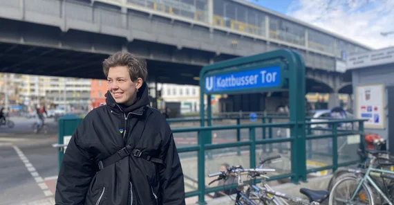 Eine Frau steht an einem großen, städtischen Platz und lächelt. Das Foto ist von Dr. Jana Scholz.