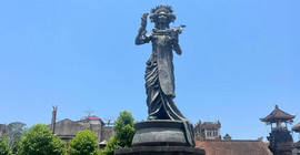 Statue von Dewi Melanting, Götttin des Handels und Reichtums, vor dem Badung-Markt.