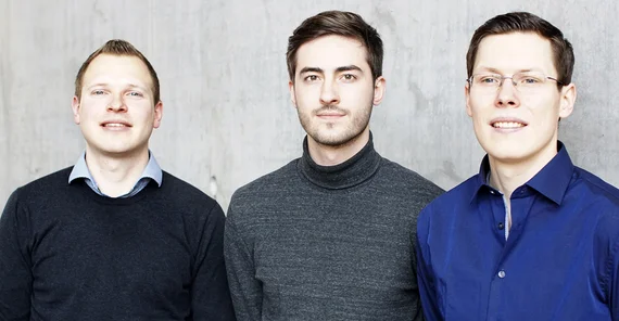 Portrait von drei Männern vor einer Wand