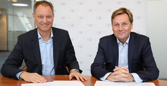 Der Präsident der Universität Potsdam, Prof. Oliver Günther, Ph.D., und der Hauptgeschäftsführer der IHK, Prof. Dr. Dr. Mario Tobias unterzeichnen eine Absichtserklärung zur Einrichtung eines Traineeprogrammes Der Präsident der Universität Potsdam, Prof. Oliver Günther, Ph.D., und der Hauptgeschäftsführer der IHK, Prof. Dr. Dr. Mario Tobias unterzeichnen eine Absichtserklärung zur Einrichtung eines Traineeprogrammes