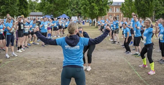 SportlerInnen machen sich gemeinsam für einen Lauf warm