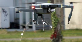 Flugmanöver auf dem Testgelände der Universität Potsdam in Golm. Foto: Simon Schneider.