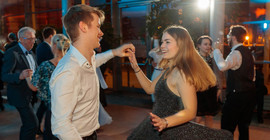 Ein Mann und eine Frau tanzen.