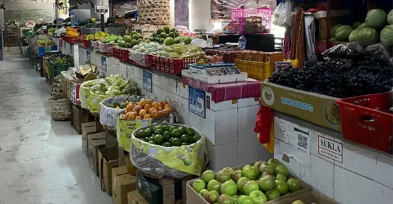 Obststände auf dem Badung-Markt.