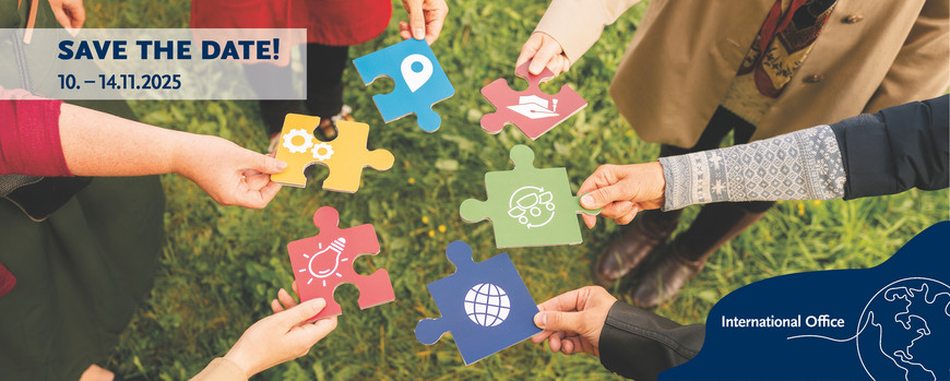 Hände mit Puzzleteilen