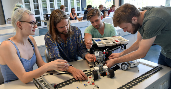 Praktikum in den Erd- und Umweltwissenschaften - mit Lego-Bausteinen. Foto: Karla Fritze. Praktikum in den Erd- und Umweltwissenschaften - mit Lego-Bausteinen. Foto: Karla Fritze.