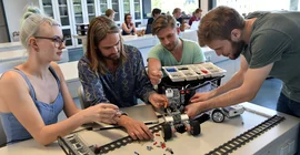 Praktikum in den Erd- und Umweltwissenschaften - mit Lego-Bausteinen. Foto: Karla Fritze.