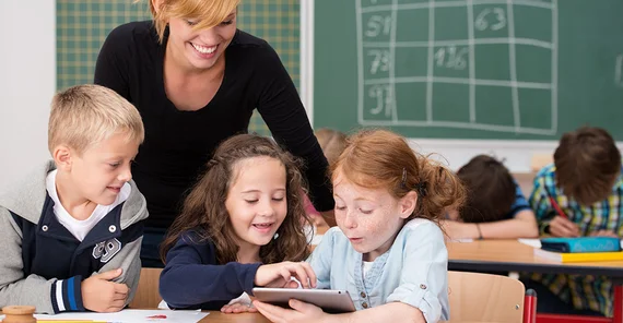 Potsdamer Bildungsforscher haben die Kompetenzen von Quereinsteiger-Lehrern mit klassisch ausgebildeten Lehrern verglichen. Mit durchaus überraschendem Ergebnis. | Foto: AdobeStock/contrastwerkstatt