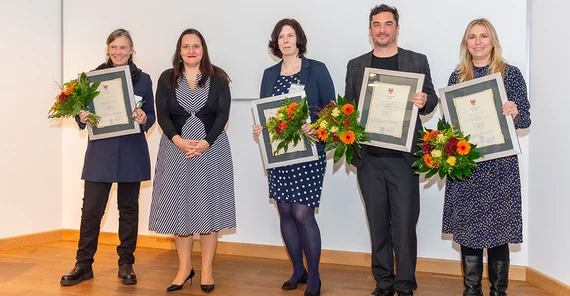 Trägerinnen und Träger der Landeslehr- und Postdoc-Preise mit der Ministerin für Wissenschaft, Forschung und Kultur des Landes Brandenburg, Dr Manja Schüle (2.v.l.). In der Mitte: Dr. Kerstin Reibold.