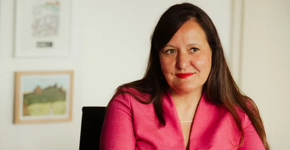 Eine Person im Portrait. Sie blickt auf einen Punkt außerhalb das Bildbereichs.