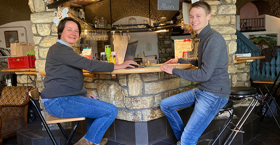 Tobias Föhl (rechts) im Gespräch mit Antonia von Schierstaedt von der Bürgerstiftung (links). Das Foto ist von Stefanie Schuster.