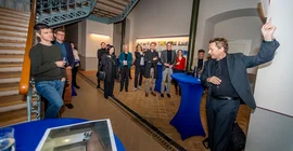 Universitätspräsident Prof. Oliver Günther, Ph.D. eröffnet das sanierte und mit Sitzmöbeln sowie Wandgestaltung ausgestattete Foyer im Südcommun (Haus 9) auf dem Campus Am Neuen Palais.