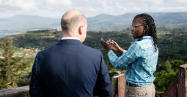 Prof. Lydia Olaka, die an der UP promovierte, erläutert Bundeskanzler Olaf Scholz die Geologie und die Energieressourcen in Kenia.