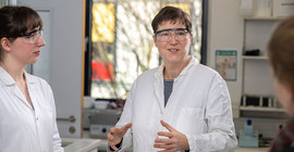 Michelle Seifert (l.) und PD Dr. Jolanda Hermanns im Labor.