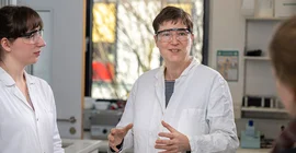 Michelle Seifert (l.) und PD Dr. Jolanda Hermanns im Labor.