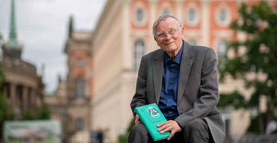 Honorarprofessor Frieder Scheller wird für seinen Forschungsbeitrag zur Biosensorik geehrt. Honorarprofessor Frieder Scheller wird für seinen herausragenden, langjährigen Forschungsbeitrag zur Biosensorik geehrt.