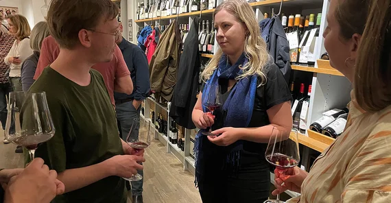 Brigitta Schulz von der Universität Pécs stellte in Wissenschaftlichen Weinsalon im Potsdamer „in vino“ die Forschung des ungarischen Instituts für Weinbau und Önologie vor.