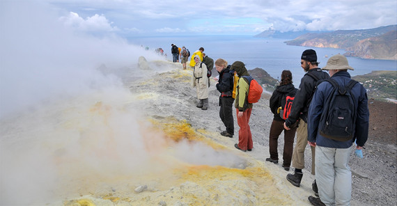 Auf Aufnahme bei einer Studentenexkursion zu den Solfataren auf Vulcano, Süditalien. Die Dämpfe und Schwefelablagerungen, die hier am Vulkan austreten und Schwefel und andere Schwefelverbindungen ablagern, sind die wässrigen Lösungen, welche in der Tiefe die Metalle mobilisieren und ablagern. Foto: Gregor Willkommen.