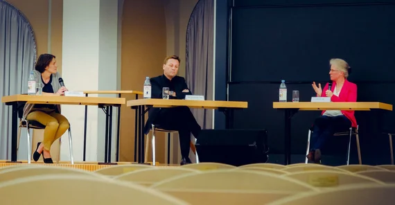 Dr. Silke Engel (rechts) im Interview mit Frau Prof. Dr. Katja Hanack (Professorin für Immuntechnologie; links) | Foto: Reinhold Engel