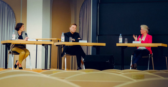 Dr. Silke Engel (rechts) im Interview mit Frau Prof. Dr. Katja Hanack (Professorin für Immuntechnologie; links) | Foto: Reinhold Engel