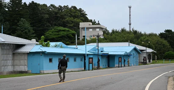 Die berühmten blauen Baracken, in denen die Verhandlungen nach dem Koreakrieg stattfanden, unmittelbar am 38. Breitengrad.