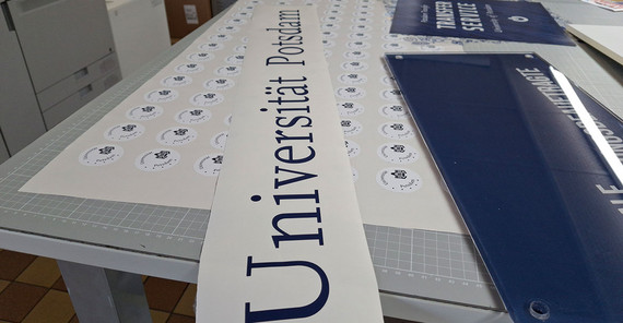 Close-up von Druckerzeugnissen der Universität Potsdam