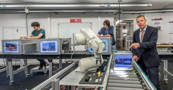 Prof. Dr.-Ing. Norbert Gronau im „Anwendungszentrum Industrie 4.0“ auf dem Campus Griebnitzsee. Foto: Karla Fritze.