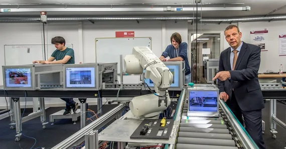 Prof. Dr.-Ing. Norbert Gronau im „Anwendungszentrum Industrie 4.0“ auf dem Campus Griebnitzsee. Foto: Karla Fritze.