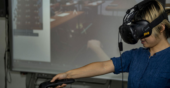 Mit VR-Brille ins virtuelle Klassenzimmer. Ein Lehrprojekt in der Lehrerbildung. | Foto: Tobias Hopfgarten Mit VR-Brille ins virtuelle Klassenzimmer. Ein Lehrprojekt in der Lehrerbildung. | Foto: Tobias Hopfgarten