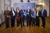 Personengruppe schaut in die Kamera