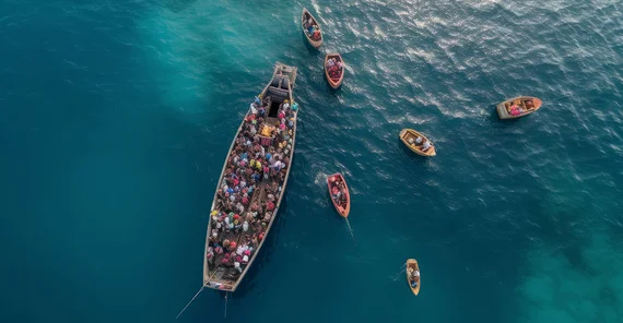 Boot mit geflüchteten Personen auf dem Meer.