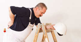 Wenn der Rücken streikt und im wahrsten Sinne des Wortes nichts mehr geht, haben sich zumeist viele kleinere und größere Belastungen summiert. Foto: Fotolia/Cello Armstrong