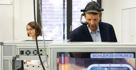 Die AR-Brille im Einsatz im Zentrum „Industrie 4.0“ | Foto: Sandra Scholz