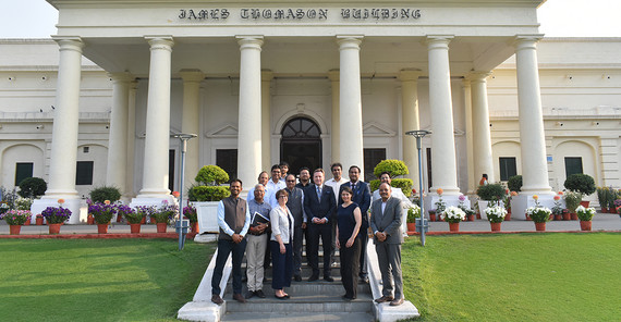 Gruppenfoto mit einigen Personen vor einem Gebäude