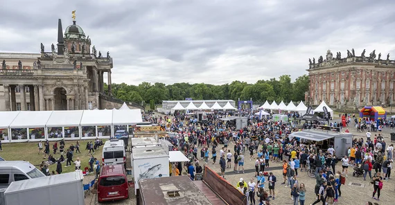 Blick über das Veranstaltungsgelände des Firmenlaufs 2025