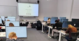 Studierende bei einer digitalen Klausur in einem Computerpool