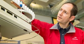 Prof. Dr. Heiko Michael Möller in seinem Labor am NMR-Spektrometer (Karla Fritze)