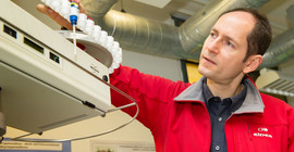 Prof. Dr. Heiko Michael Möller in seinem Labor am NMR-Spektrometer (Karla Fritze)