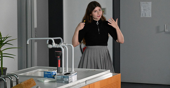 Anita Henze, die den „Golm Science Slam“ der Uni Potsdam im Sommer 2023 gewonnen hat. Anita Henze