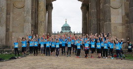 Bild ohne Verlinkung; Die „UP Runners“ vor der Kolonnade am Neuen Palais