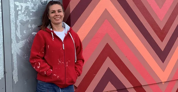 Maja Dierich-Hoche vor dem Kesselhaus. Das Foto ist von Antje Horn-Conrad.