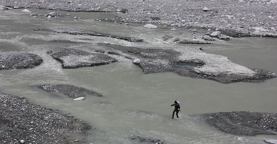 Natalie Lützow crosses the meltwater stream of the Lituya Glacier.