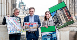 Die Sprecherin der Universität, Dr. Silke Engel, Uni-Präsident Prof. Oliver Günther, Ph.D. und Alina Heck von dem Düsseldorfer Spieleverlag Winning Moves mit der Potsdamer Monopoly-Ausgabe und den symbolischen XL-Straßenkarten mit den Uni-Standorten (v.l.n.r.). Foto: Karla Fritze.