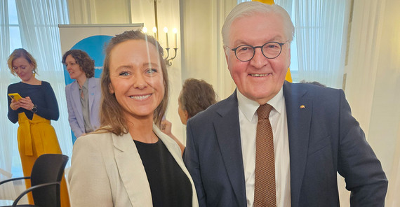 Christina Wolff, Zentrale Gleichstellungsbeauftragte der Universität Potsdam, mit dem Bundespräsidenten Dr. Frank-Walter Steinmeier.
